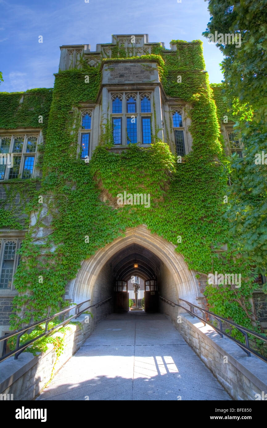 Seiteneingang zum Campus der University of Toronto, Toronto, Ontario, Kanada Stockfoto