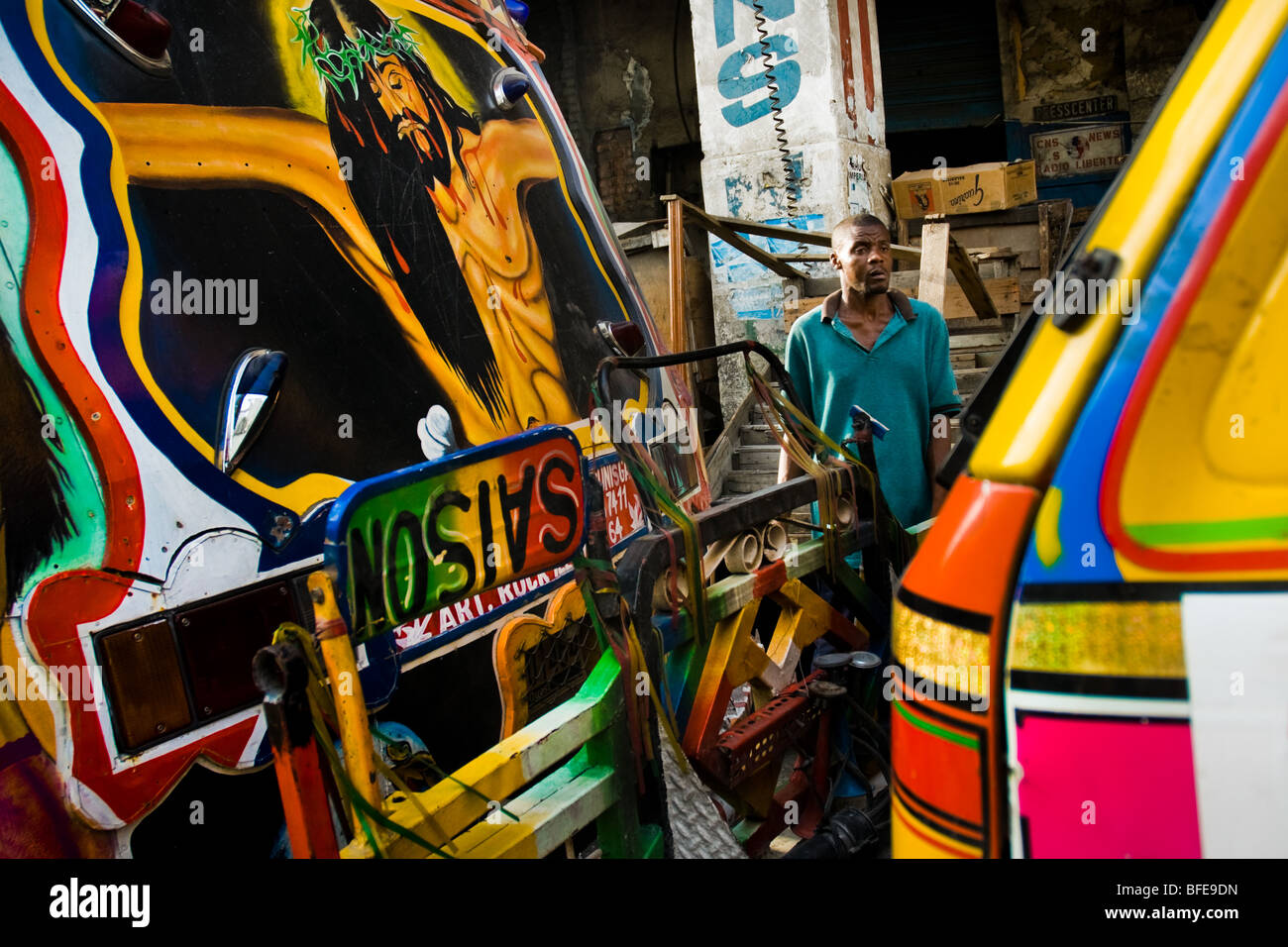 Zwei-Klapses Busse warten in der Zeile für ihre normale Route in der Innenstadt von Port-au-Prince, Haiti abzuweichen. Stockfoto