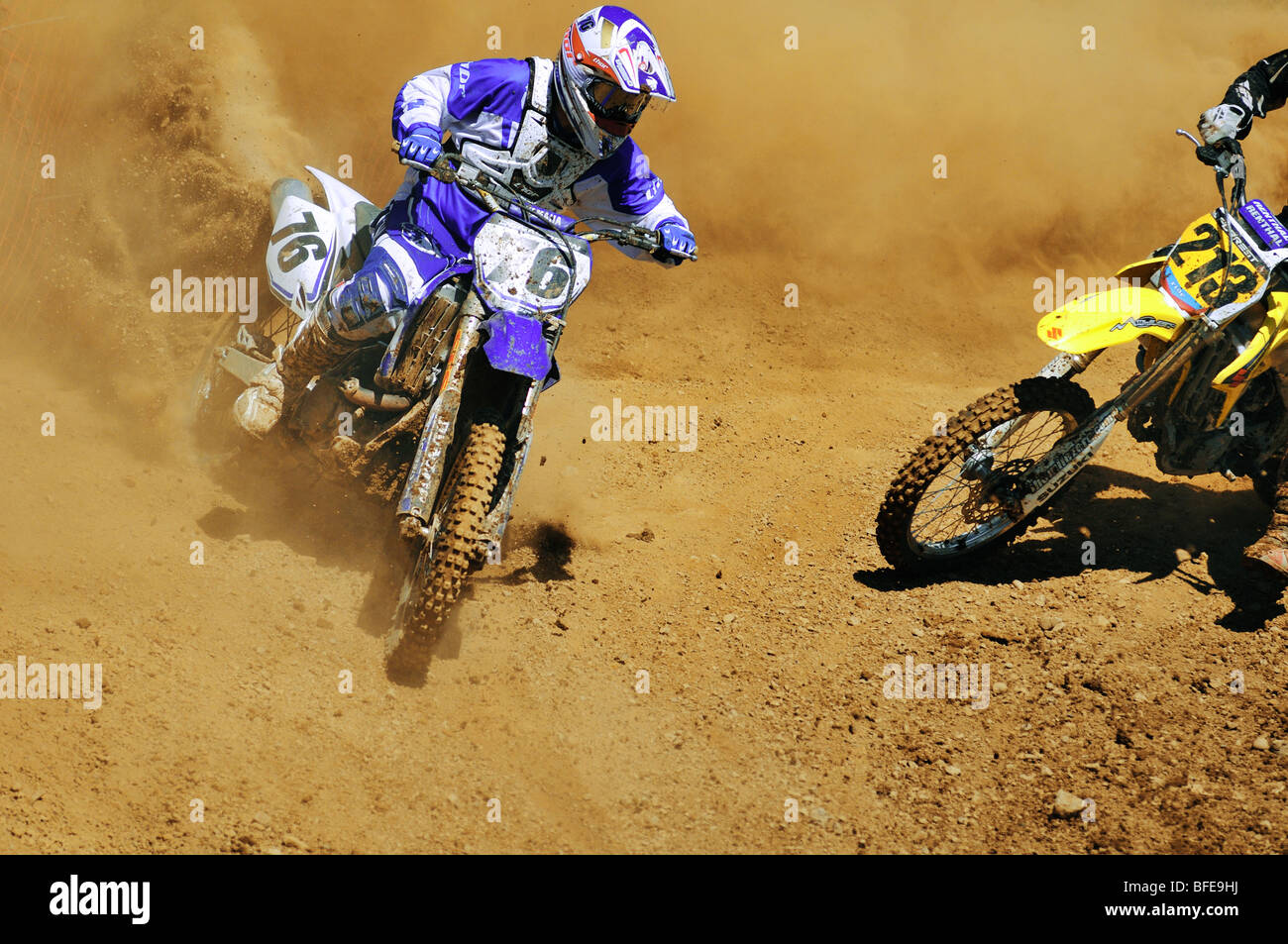 Motocross-Rennfahrer Spinnen in Schmutz mit einem anderen Racer Appoaching Nanaimo Ödland Nanaimo Vancouver Island British Columbia Cana Stockfoto