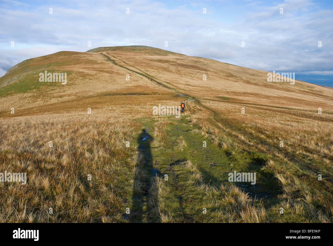 Lange Schatten und Walker auf hoch heben, eine Seenplatte fiel, Cumbria Stockfoto