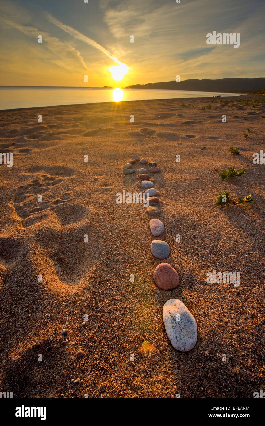 Pfeil gemacht von den Felsen entlang des Strandes in Agawa Bay bei Sonnenuntergang, Lake Superior, Lake Superior Provincial Park, Ontario, Kanada Stockfoto