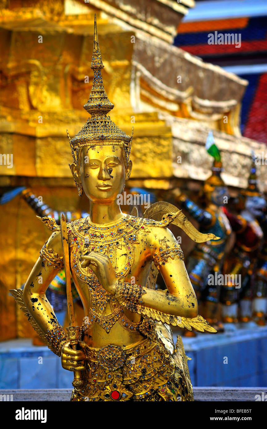 Kinnara, Skulptur von halb Vogel, halb sein Mensch. Bewachung im Wat Phra Kaeo Stockfoto