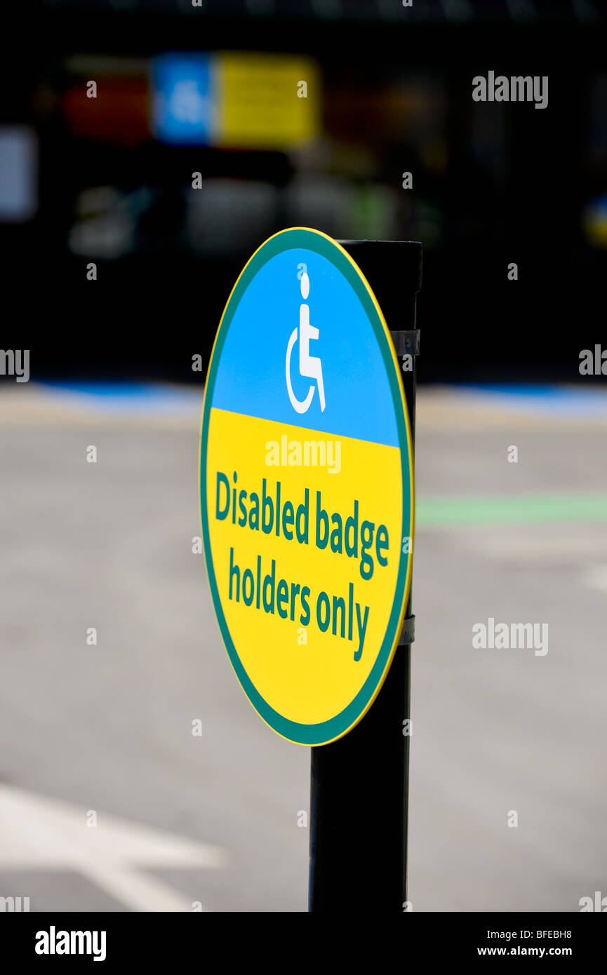 Behindertenausweises Inhaber nur - Beschilderung außerhalb Morrisons speichern in East Sussex. VEREINIGTES KÖNIGREICH. Stockfoto