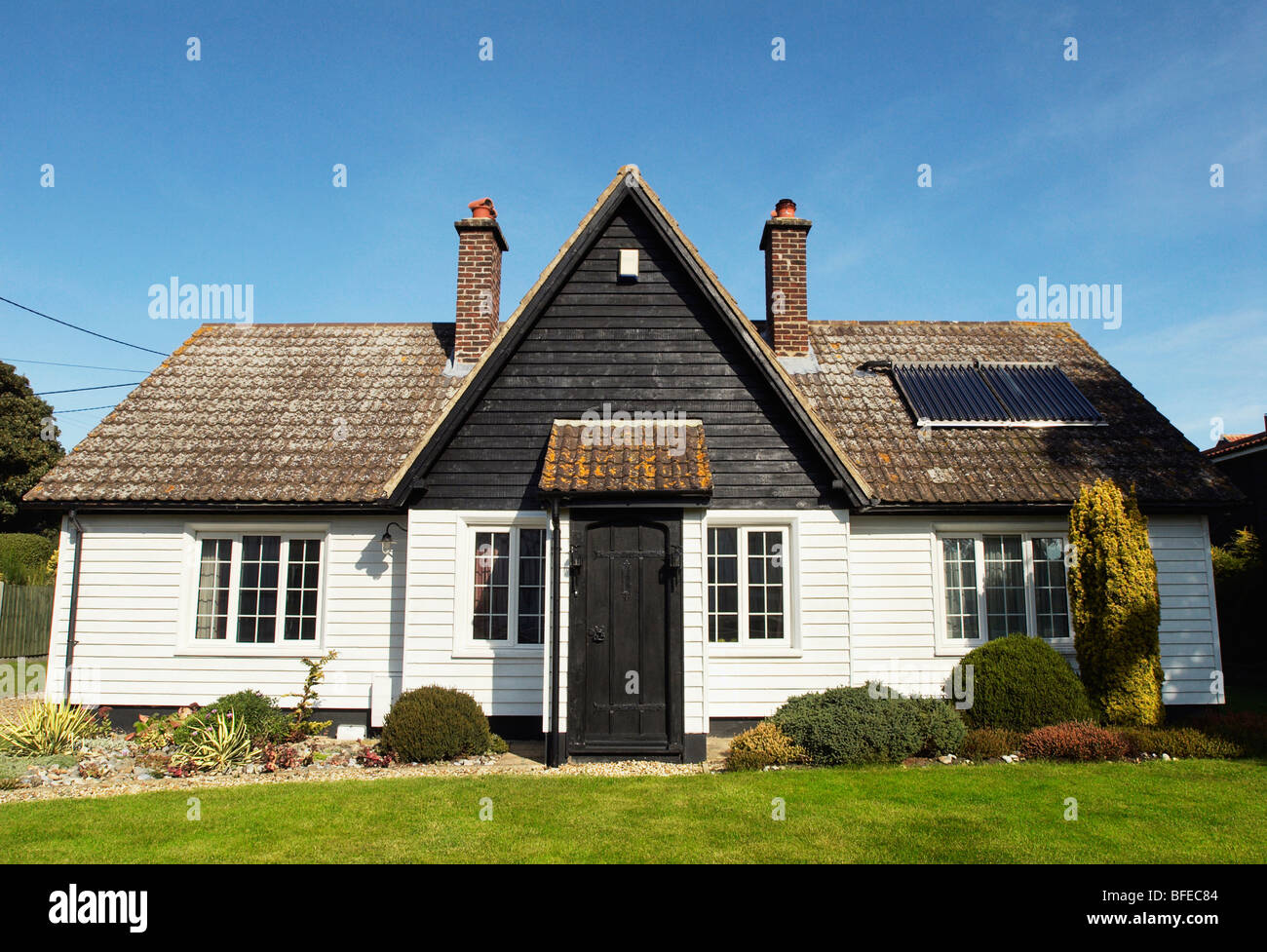 Ferienhaus mit Solar powered Warmwasser-Panels Thorpeness Suffolk, UK Stockfoto