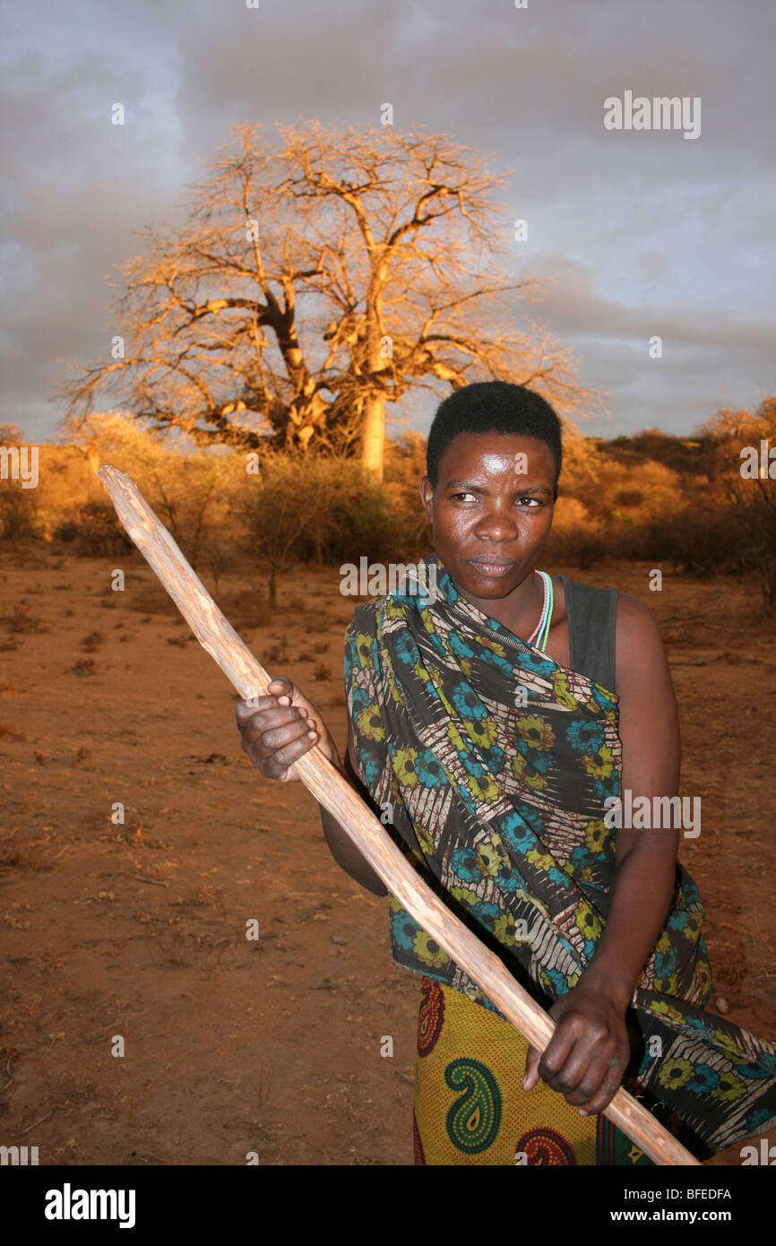 Hadza Stamm Frau steht mit Gathering Stick, Taken in der Nähe von Yaeda Chini, Tansania Stockfoto