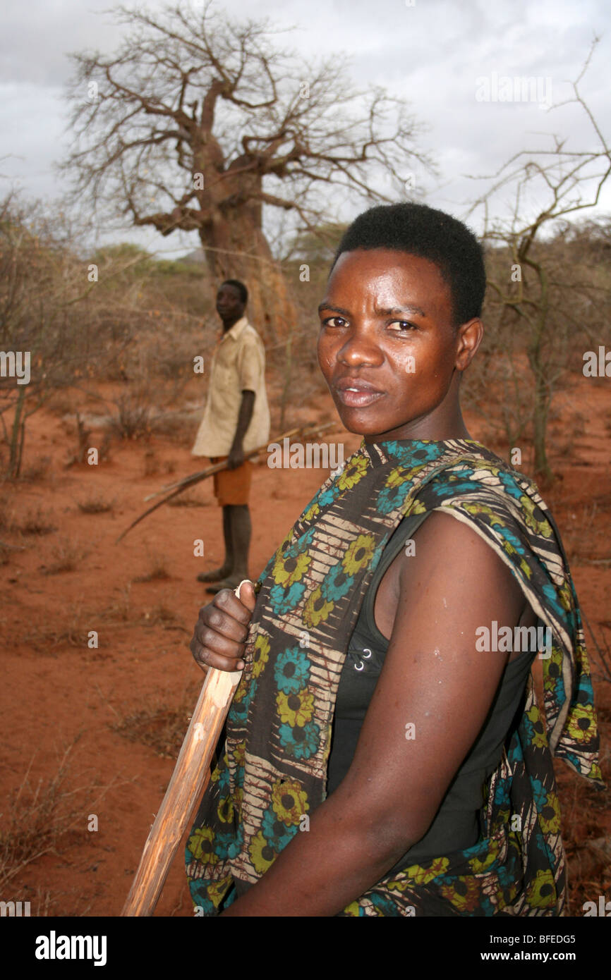 Hadza Stamm paar, Taken in der Nähe von Yaeda Chini, Tansania Stockfoto