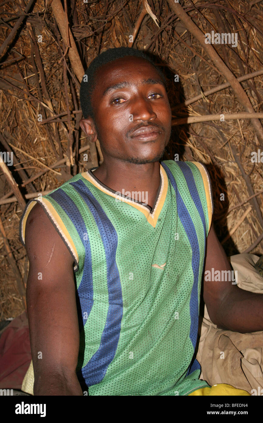 Hadza Stamm Mann in seine Wohnung, Taken in der Nähe von Yaeda Chini, Tansania Stockfoto