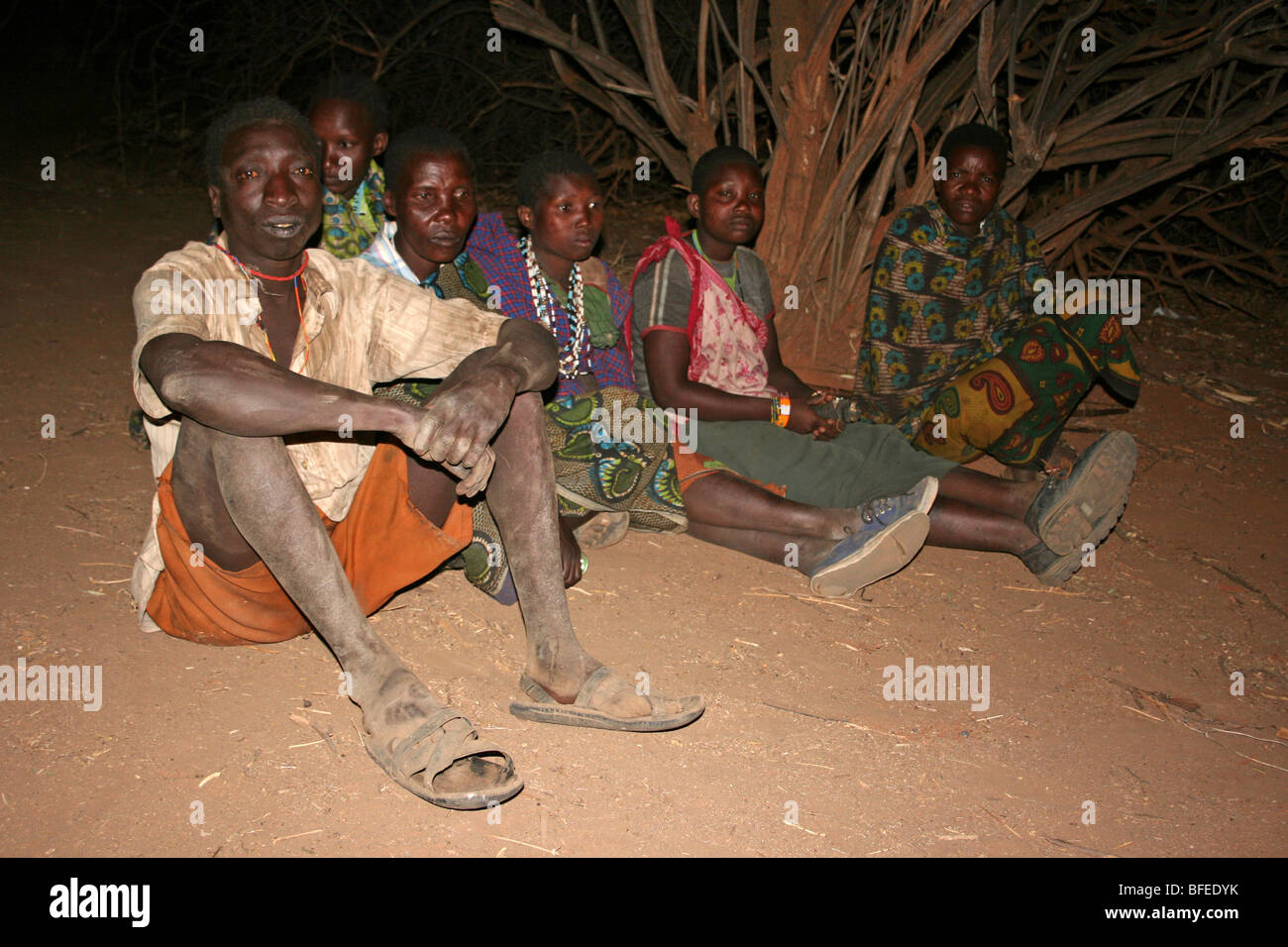 Hadza Stamm Menschen sitzen am Boden, Taken in der Nähe von Yaeda Chini, Tansania Stockfoto