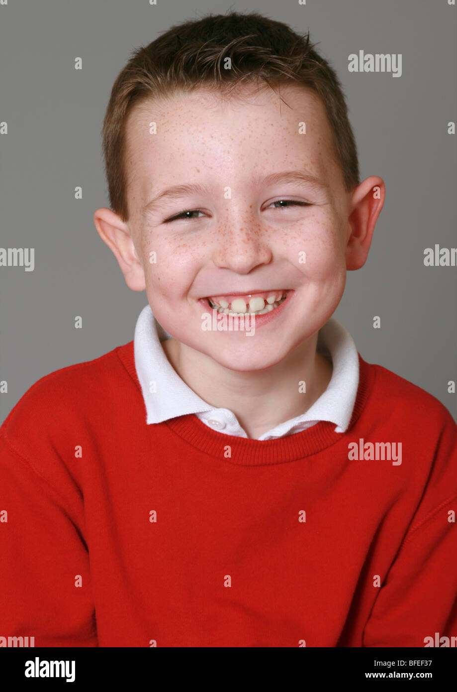 Kleiner Junge lächelnd Stockfoto