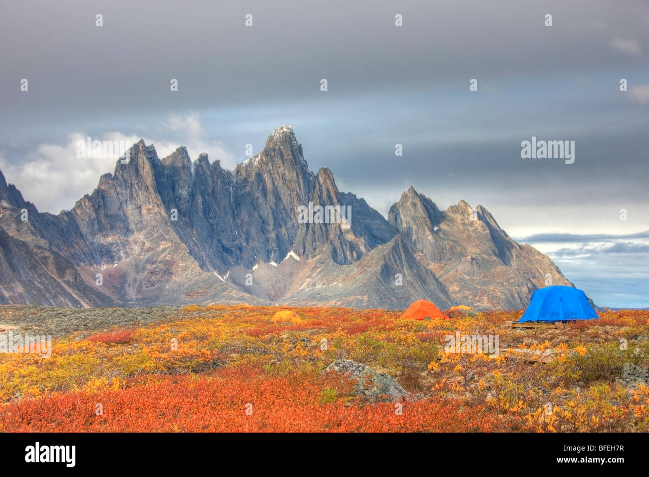 Camping in Tombstone Tal vor Tombstone Mountain, Yukon, Kanada Stockfoto
