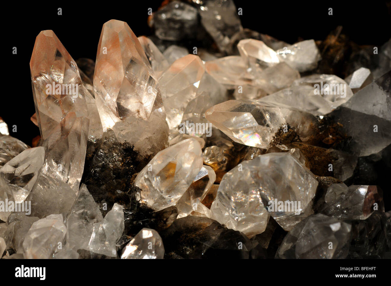 Klare Kristalle von Calcit, Calciumcarbonat CaCO3. Stockfoto