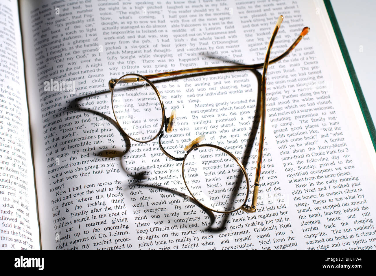 Brille sitzt auf ein offenes Buch Stockfoto