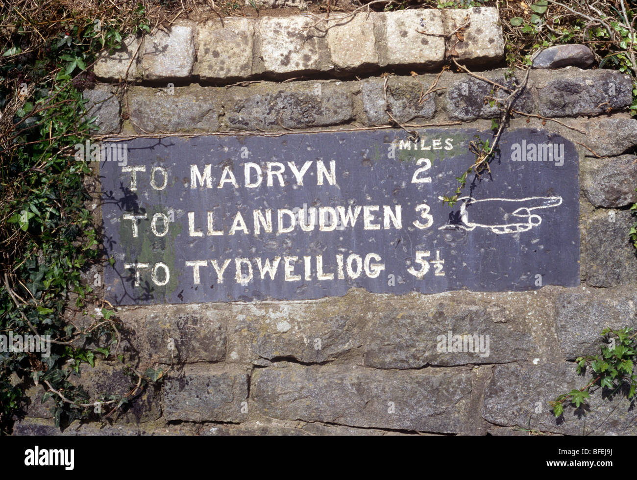 Lleyn Halbinsel Gwynedd North Wales Schiefer Tafel Set in Wand mit Wegbeschreibungen zu Madryn Llandudwen Tydweiliog markiert in Meilen Stockfoto