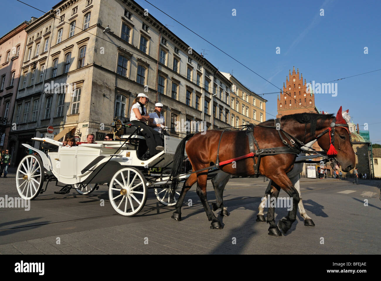 Horse-drawn touristischen Beförderung in den Straßen der Altstadt von Krakau, Polen Stockfoto