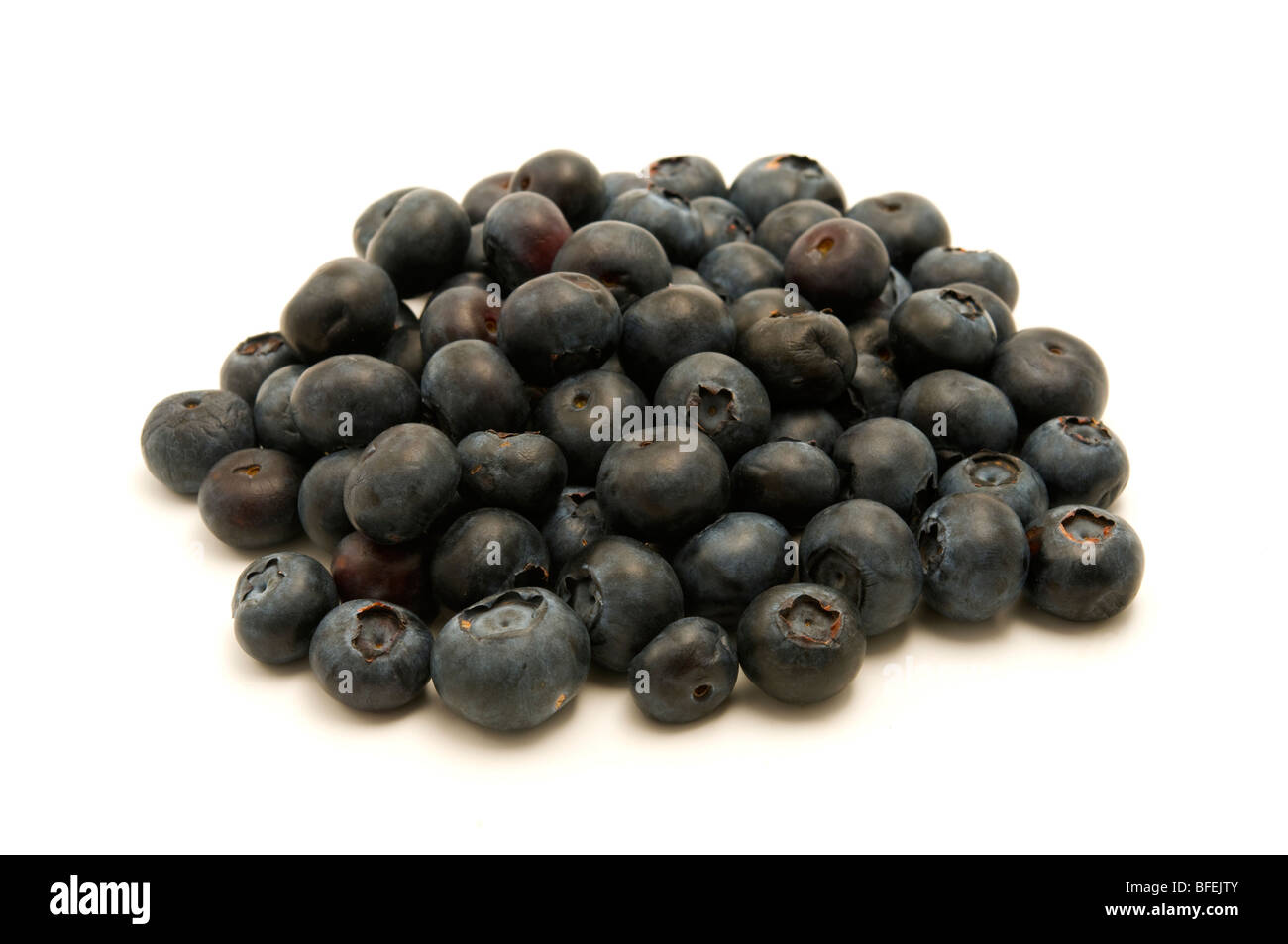 Gruppe von Heidelbeeren auf weißem Hintergrund Stockfoto