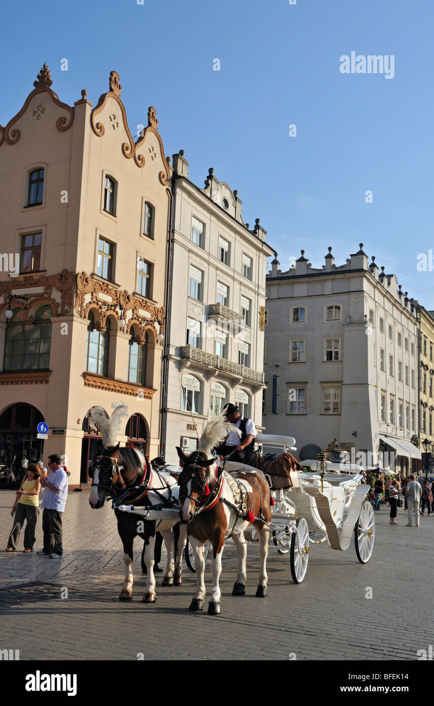 Pferdekutsche im Hauptmarkt (Rynek Glowny) in Krakow (Krakau), Polen Stockfoto