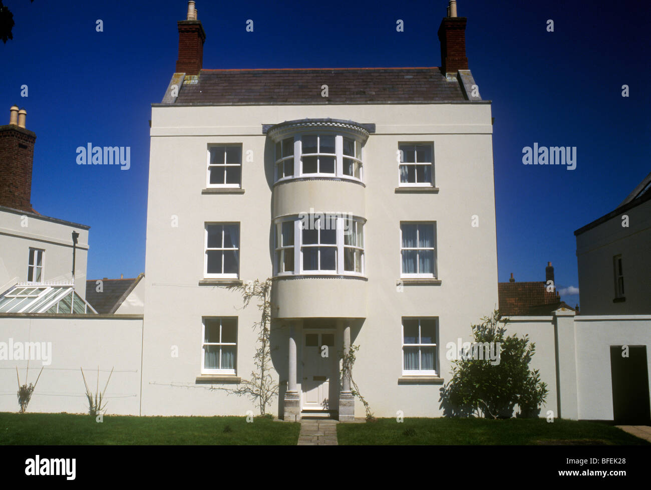 Verkehrssysteme, Dorchester Dorset UK. Herzogtum Cornwall geplant Phase 1 Regency Stilhaus im Dorf mit Blick auf grüne gebauten c. 2000 Stockfoto