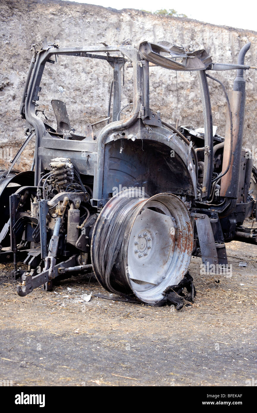 Ein Brand beschädigte Traktor nach Stroh Brand im Speicherbereich auf einem Bauernhof in East Sussex. Bild Jim Holden. Stockfoto