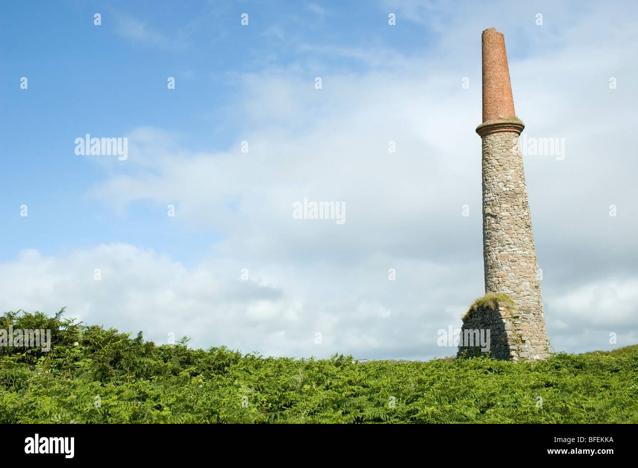 Die Überreste einer Mine in der Bracken in Cornwall, England Stockfoto