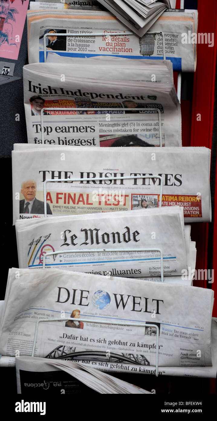 Internationale Zeitungen zum Verkauf an einem Zeitungskiosk in Brighton, Sussex UK Stockfoto