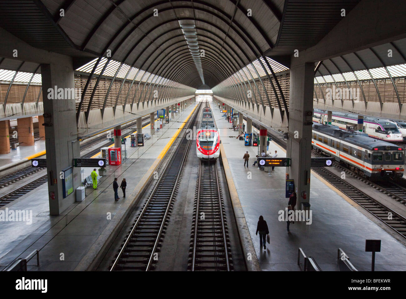 RENFE-High-Speed-Zug im Bahnhof Santa Justa in Sevilla Spanien Stockfoto