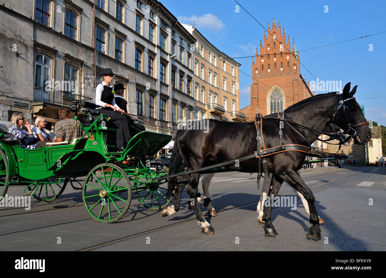 Horse-drawn touristischen Beförderung in den Straßen der Altstadt von Krakau, Polen Stockfoto