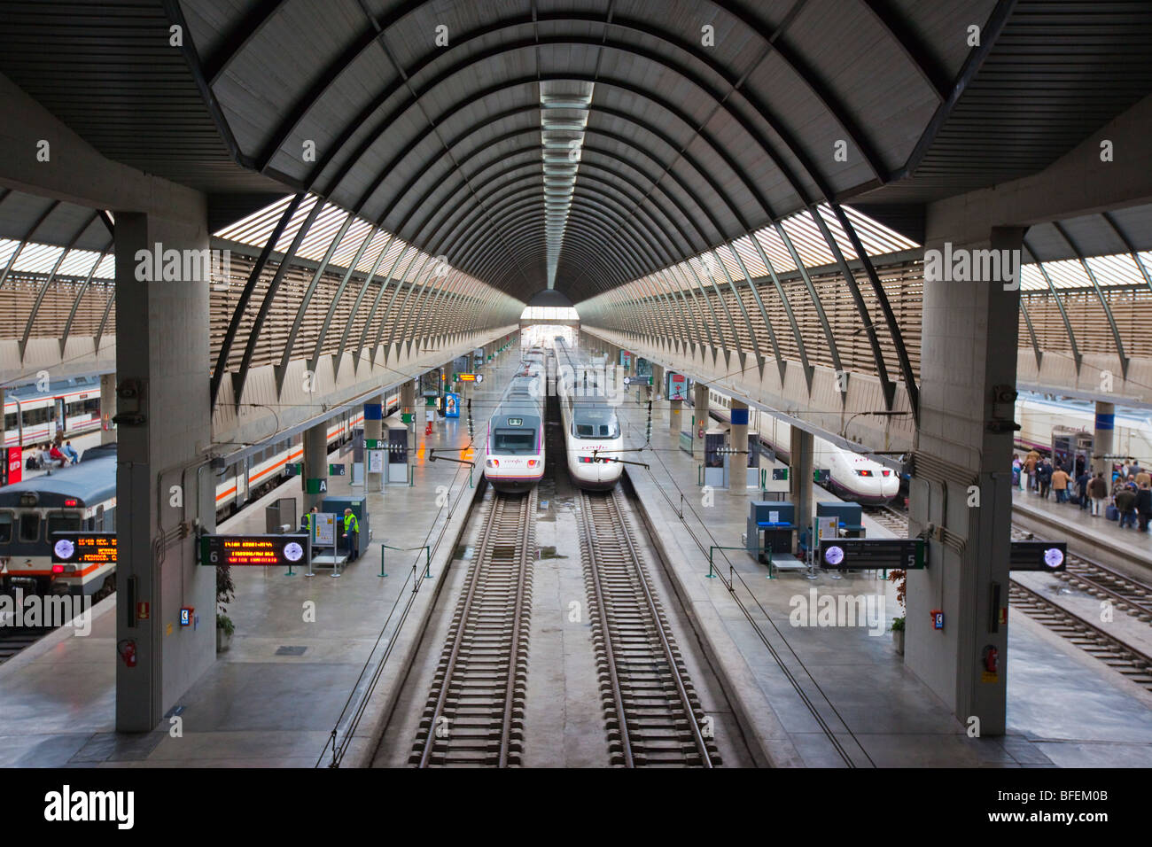 Hochgeschwindigkeitszug AVE RENFE im Bahnhof Santa Justa in Sevilla Spanien Stockfoto