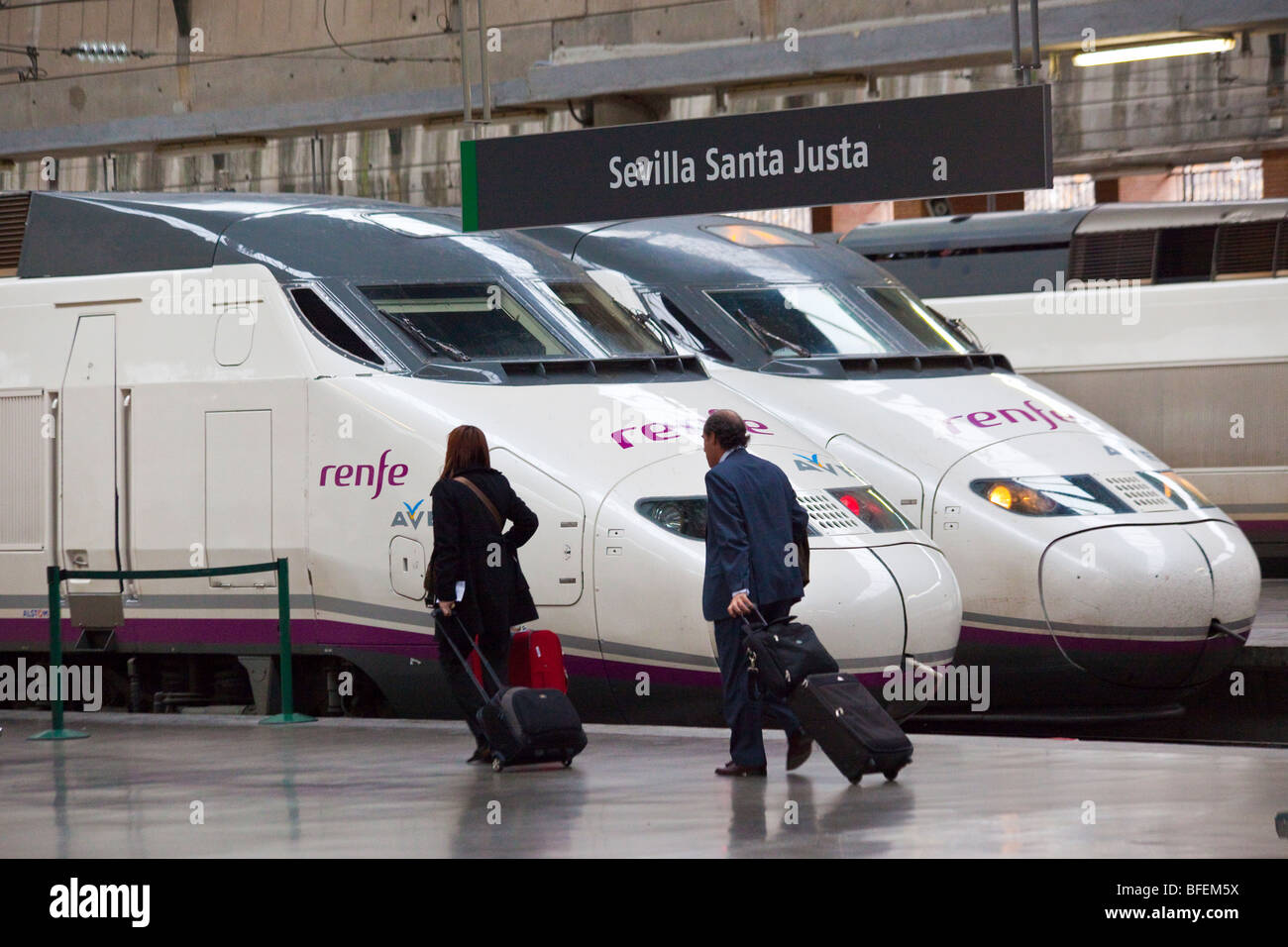 Hochgeschwindigkeitszug AVE RENFE im Bahnhof Santa Justa in Sevilla Spanien Stockfoto