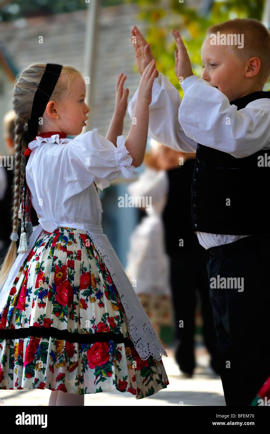 Young Svab Kinder in Tracht, Tanz auf dem Weinlesefest, Hajos (Haj s) Ungarn Stockfoto