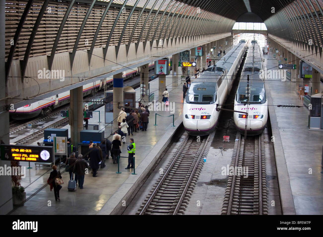 Sicherheitslinie für Renfe AVE-High-Speed-Zug im Bahnhof Santa Justa in Sevilla Spanien Stockfoto