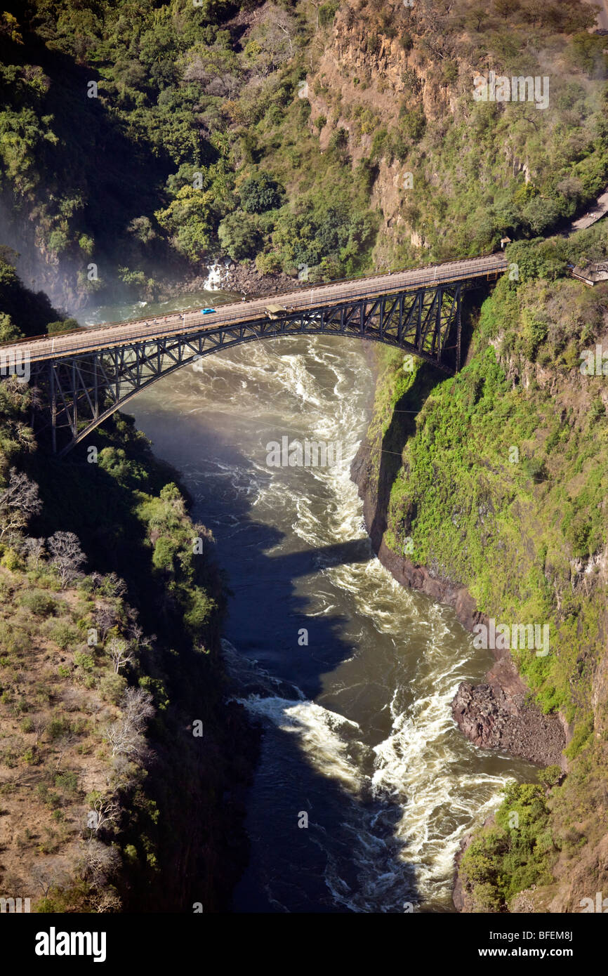 Luftaufnahme der Brücke über den Sambesi-Fluss an der Zimbabwe - Zambia-Grenze in der Nähe von Victoria Falls Stockfoto