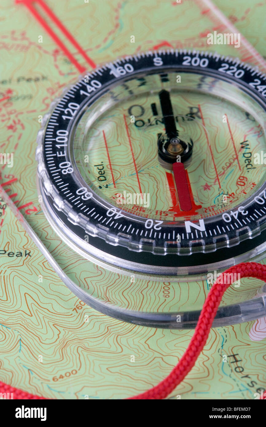Ein Wander-Kompass auf einer Topo-Karte Stockfoto