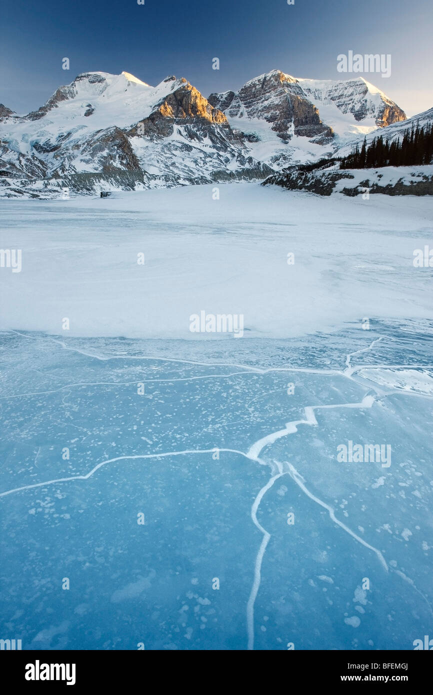 Mount Athabasca und Sunwapta River im Winter, Columbia Icefield, Jasper Nationalpark, Alberta, Kanada Stockfoto