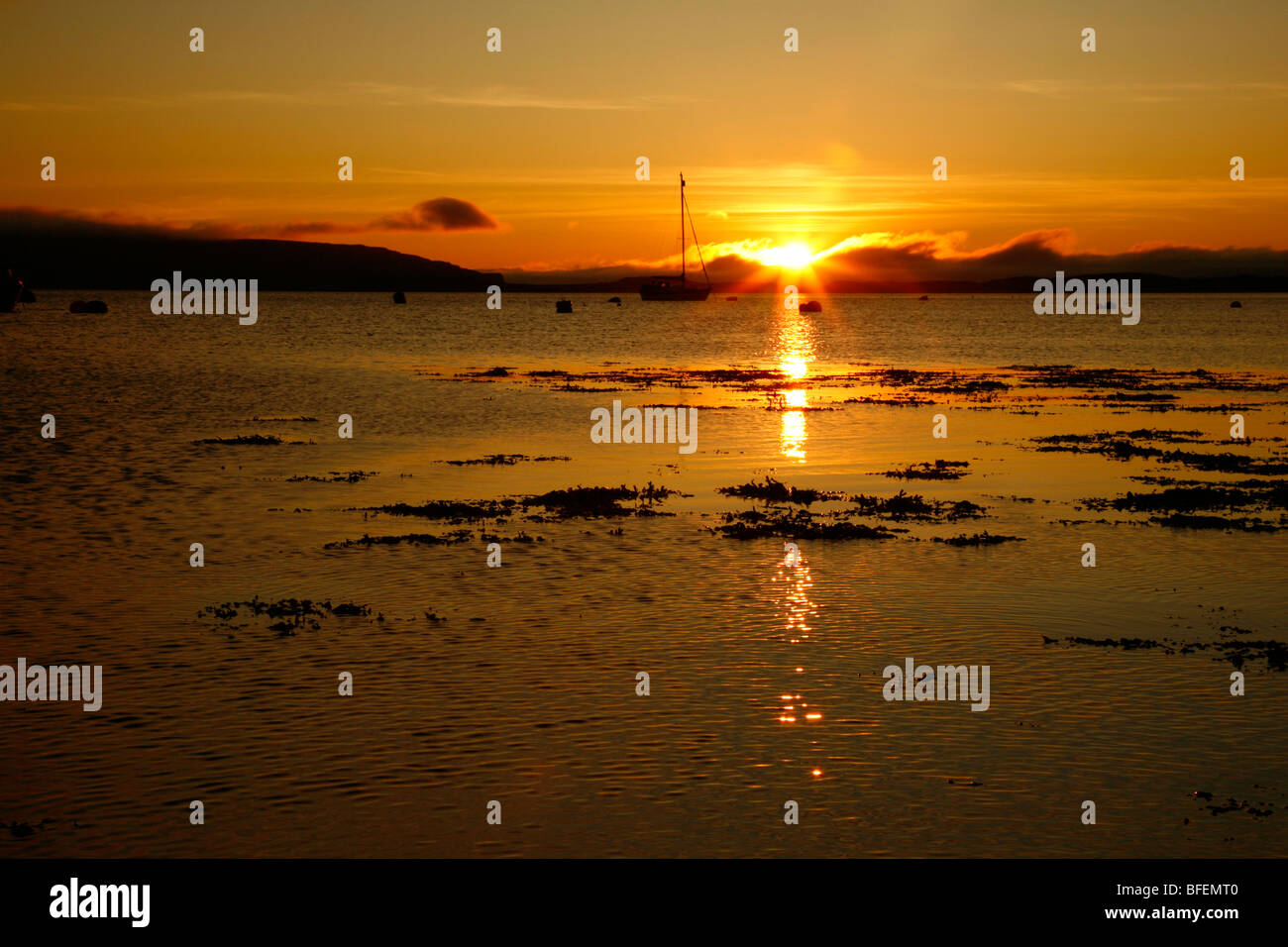 Sonnenuntergang am Stein, Isle Of Skye, innere Hebriden, Highlands, Schottland, Großbritannien. Stockfoto