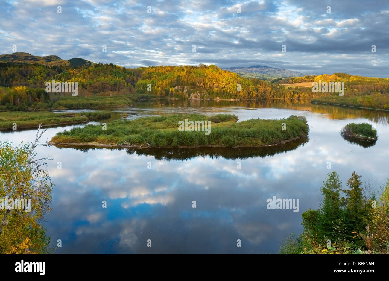 Bereich wo Flusses Malbaie mehr als verdoppelt in der Breite und wo viele Wasservögel versammeln, Clermont, Charlevoix, Quebec, Kanada Stockfoto