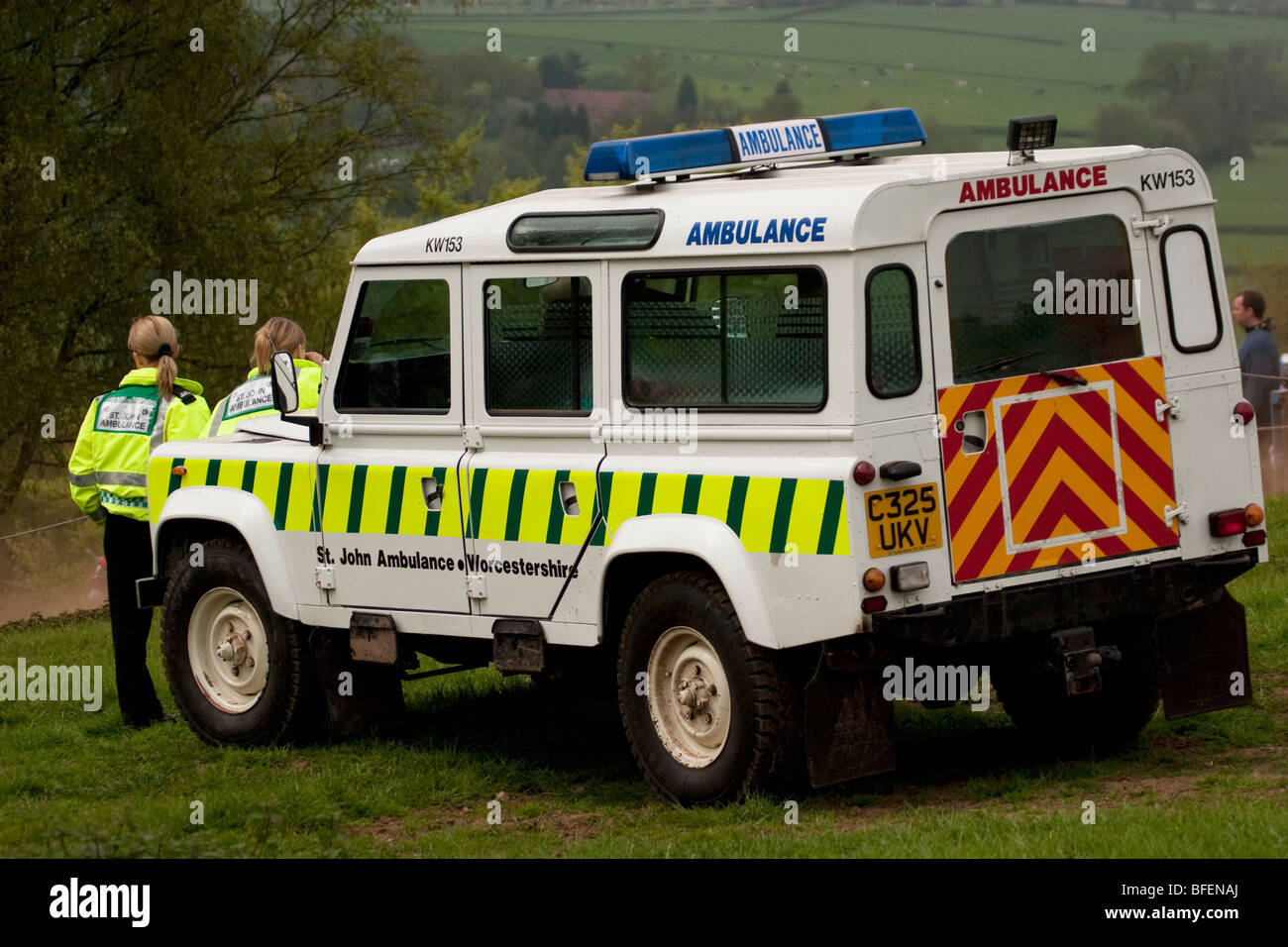 Landrover Krankenwagen im Motorsport Event, England UK Stockfoto