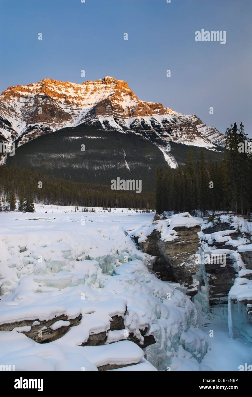 Athabasca Falls und Mount Kerkeslin, Jasper Nationalpark, Alberta, Kanada Stockfoto