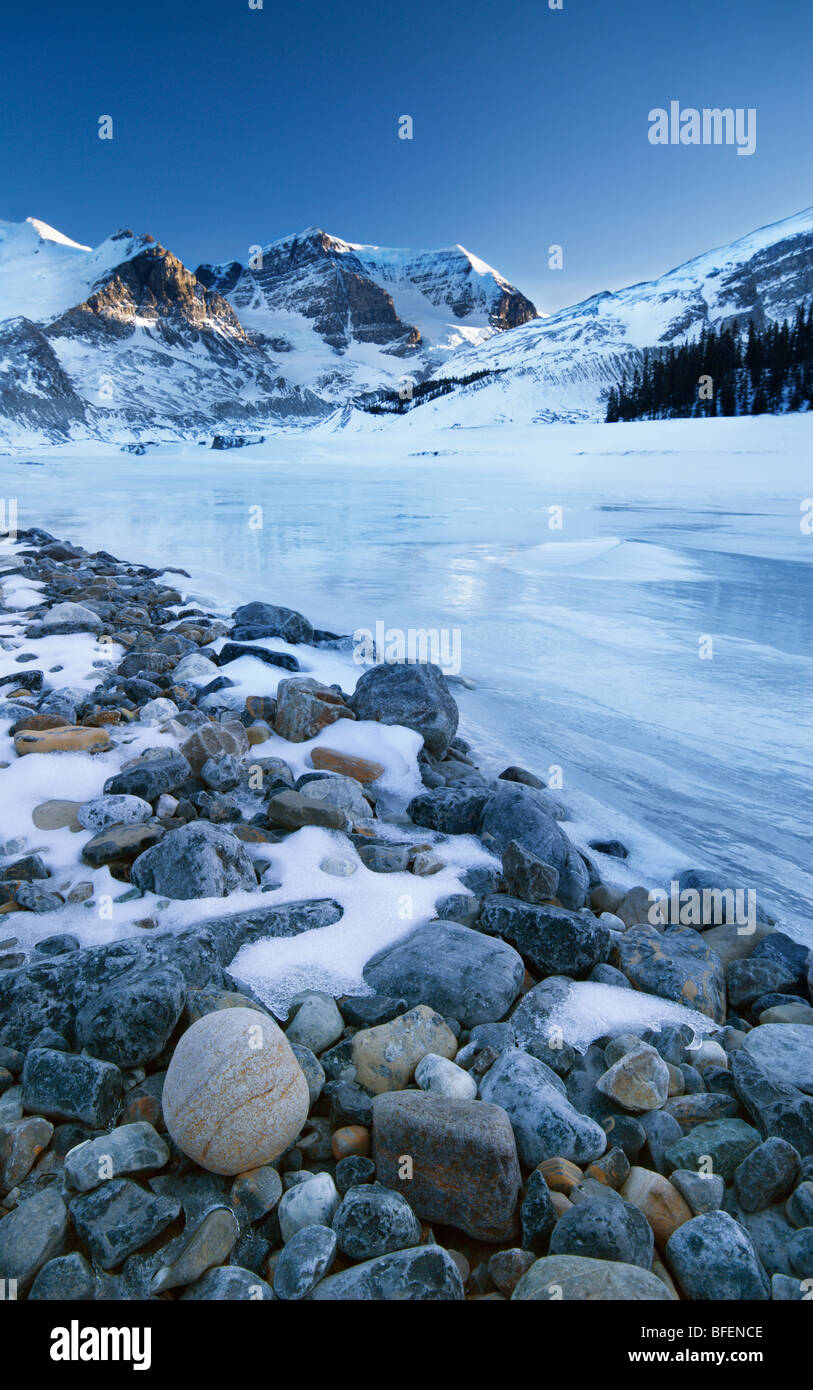 Mount Athabasca und Mount Andromeda und Sunwapta River bei Columbia Icefields, Jasper Nationalpark, Alberta, Kanada Stockfoto