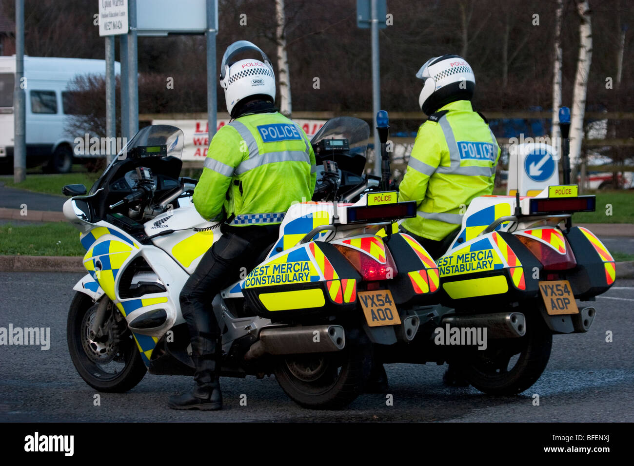 Polizei-Motorräder geparkt in Parkstreifen, England UK Stockfoto