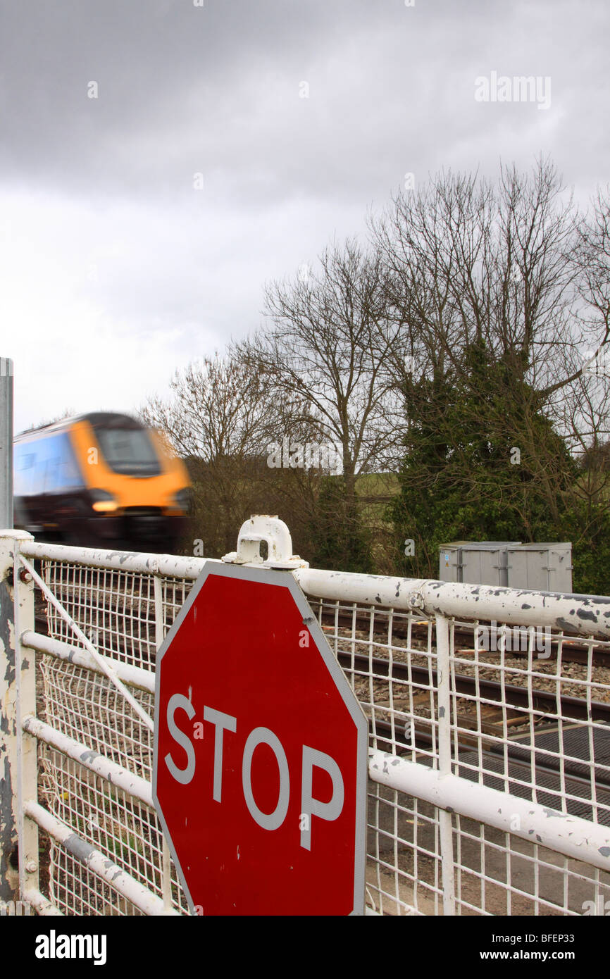 Zug vorbei bemannten gated Bahnübergang, Worcestershire, England UK Stockfoto