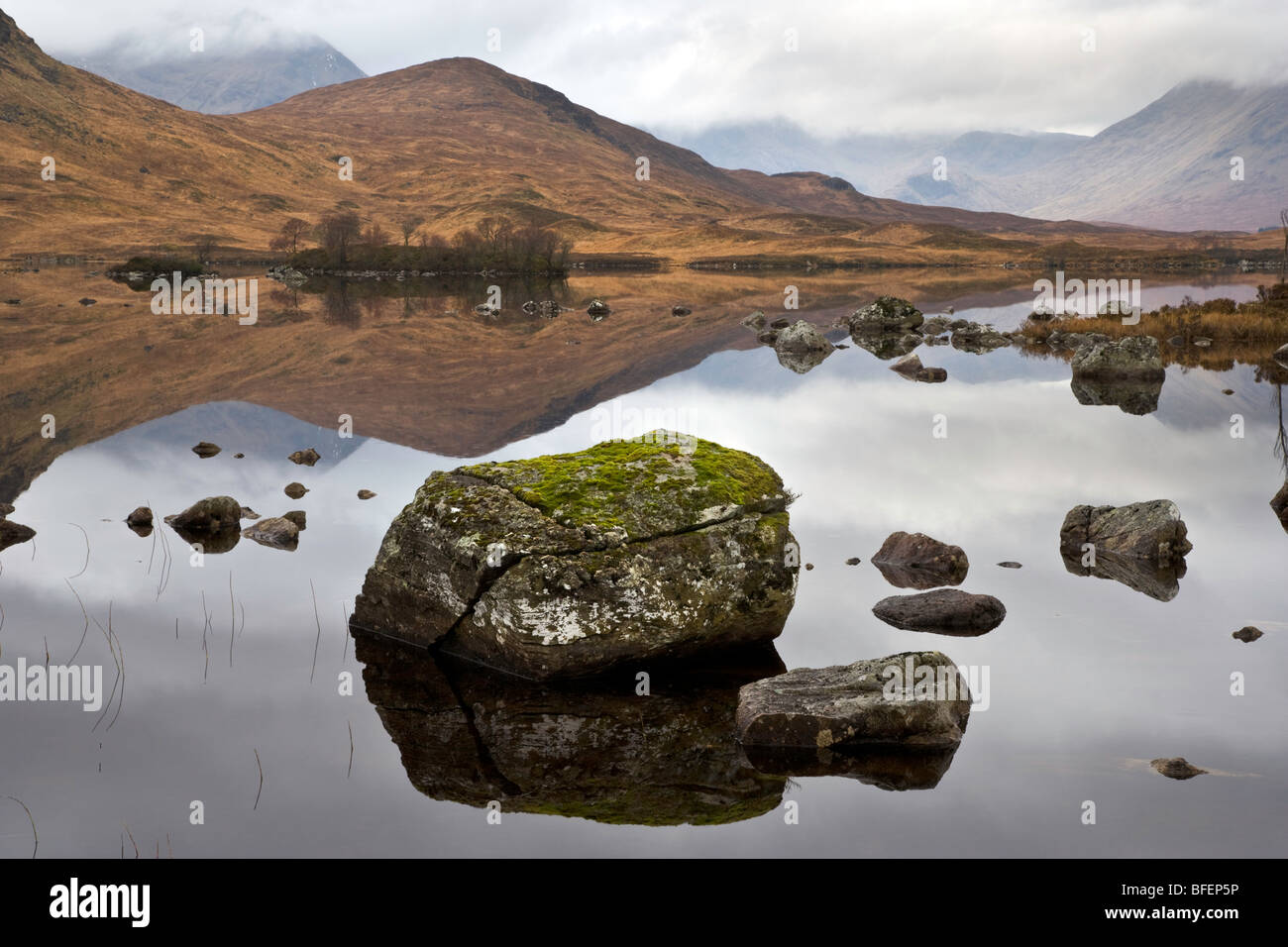 Ein riesiger Felsblock sitzt in einem sehr noch man keine Achlaise auf Rannoch Moor in den Highlands von Schottland. Stockfoto