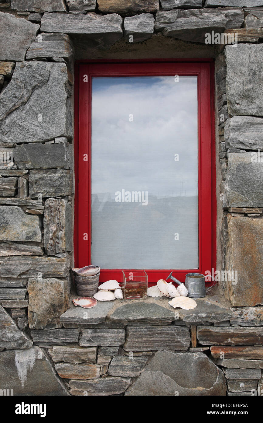 Schale Muscheln in einem roten Fenster traditionellen Landhausstil, Irland Stockfoto