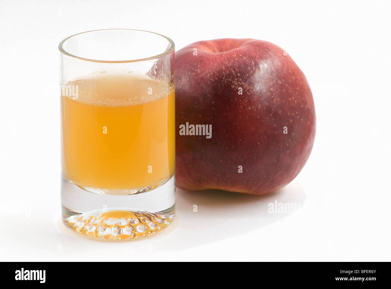 Glas Saft und ein roter Apfel Stockfoto