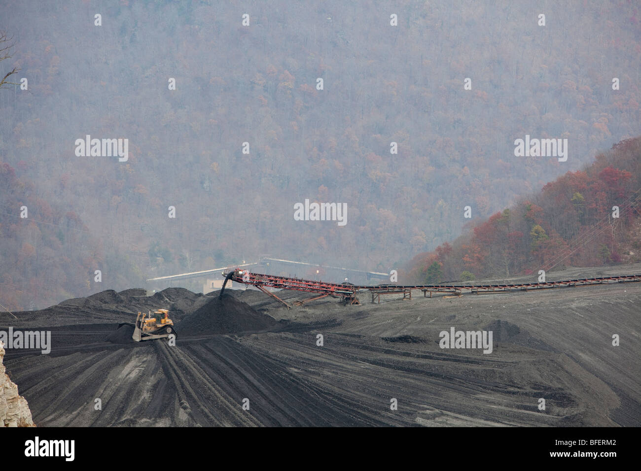 Planierraupe Ausbreitung Coal Mine Abfälle auf Aufstauung Damm Stockfoto