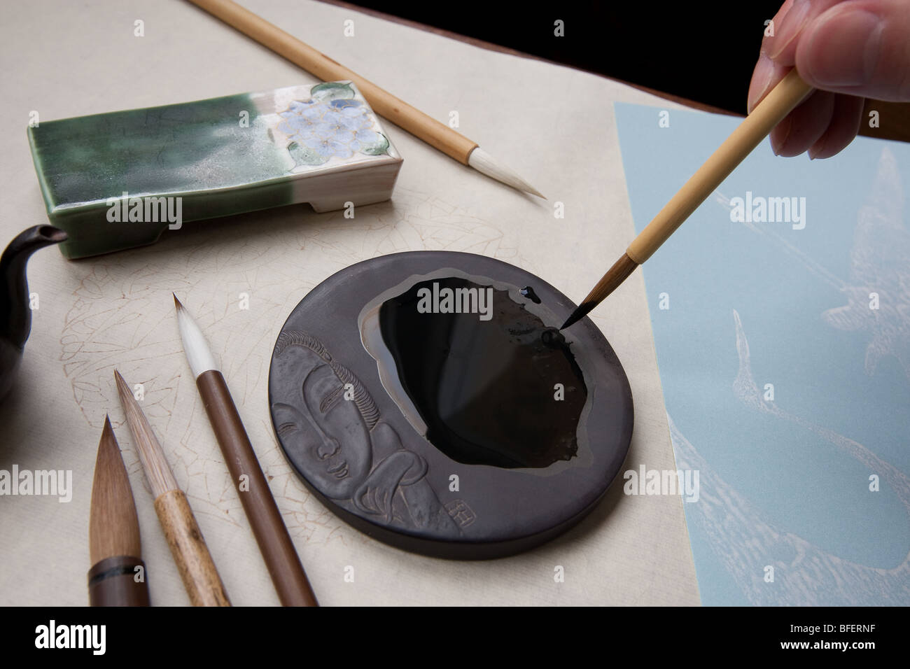 Kalligraphie Malerei Pinsel, Farben und Steinen. Stockfoto