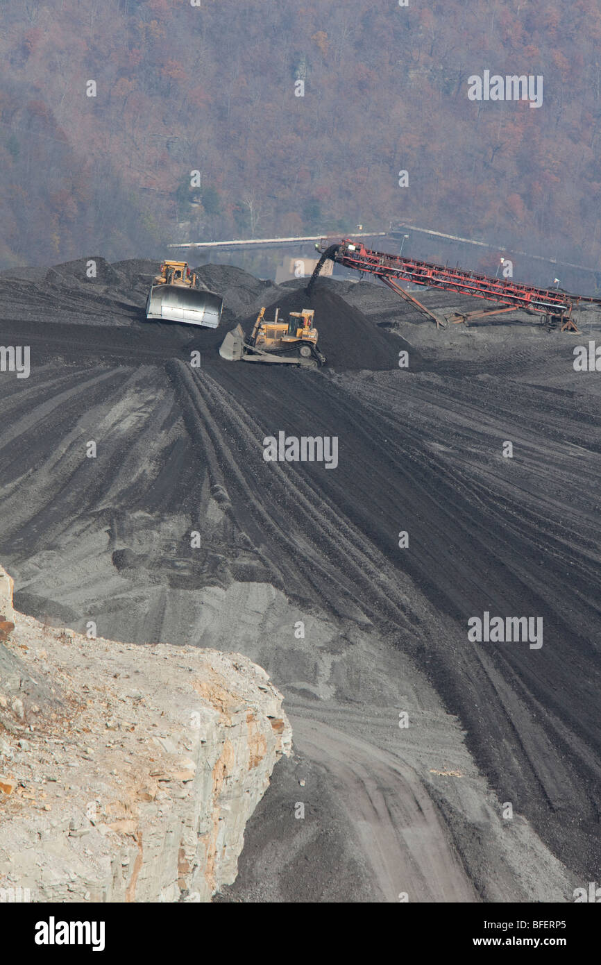 Planierraupe Ausbreitung Coal Mine Abfälle auf Aufstauung Damm Stockfoto