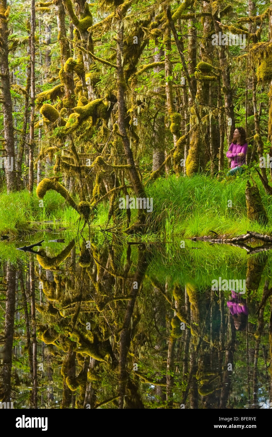 Frau in moosigen Sumpfes, Naikoon Provincial Park, Queen Charlotte Islands, British Columbia, Kanada Stockfoto