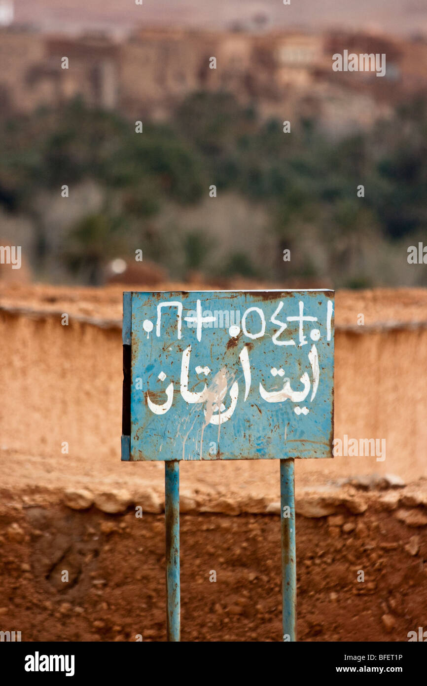 Schreiben auf einem Schild in der Todra-Schlucht in Marokko Berber Stockfoto