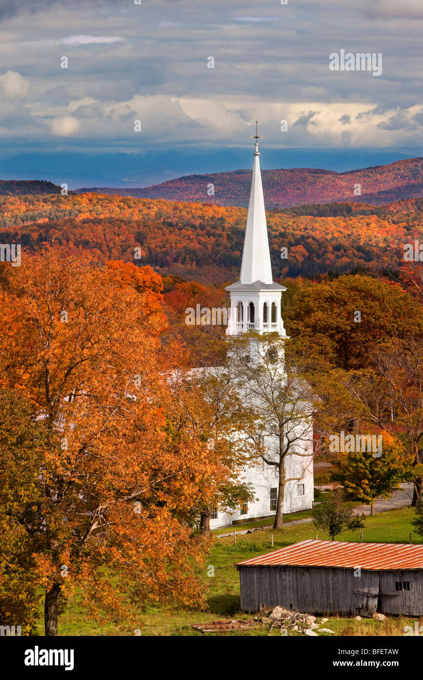 Herbstliche Ansicht der Congregational Church in Peacham Vermont USA Stockfoto