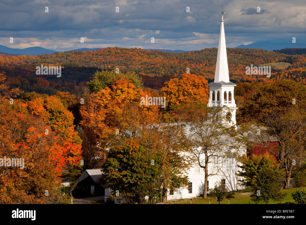 Herbstliche Ansicht der Congregational Church in Peacham Vermont USA Stockfoto